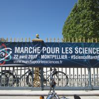 01x12 - La banderole 'Marche pour les sciences' sur les grilles de la promenade du Peyrou.
