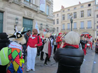 Choreographies to music with the fanfare on the Place de la Comédie.