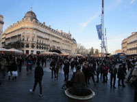 La place de la Comédie en fin d'après-midi vers 17 h 45.